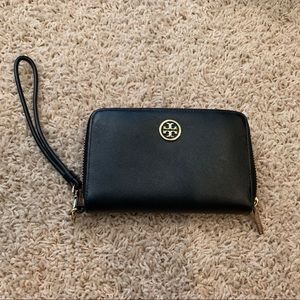 ✨Tory Burch Robinson Wristlet✨